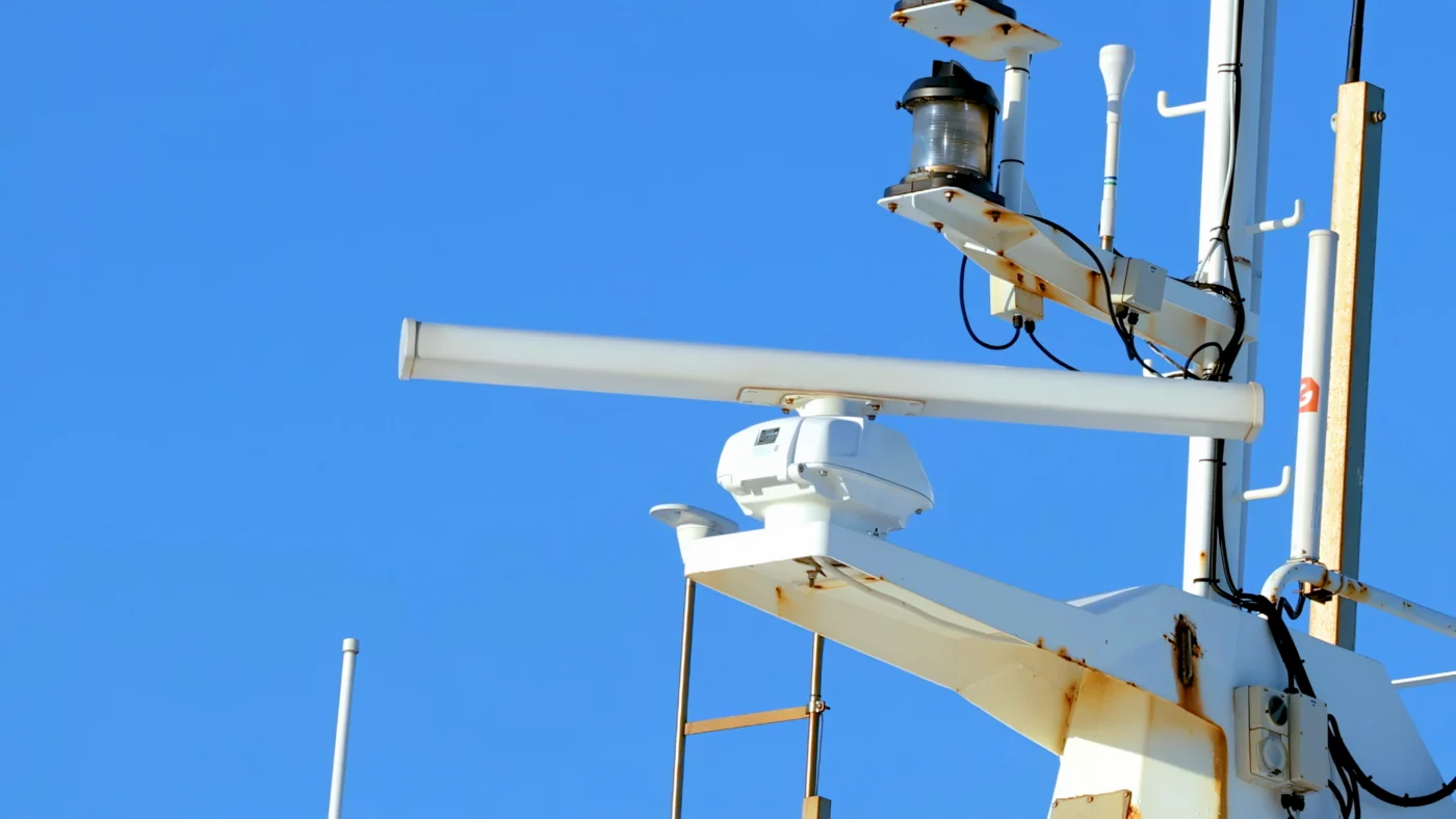 Gemi direğinde radar ve haberleşme antenleri