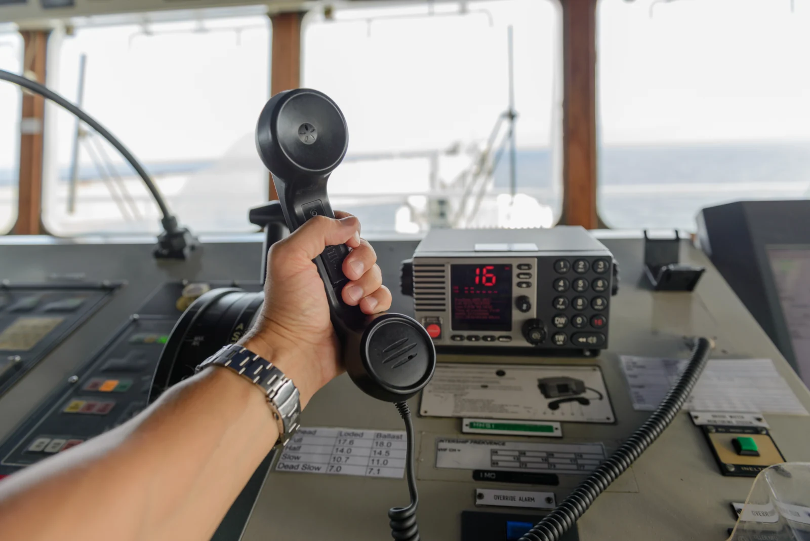 Köprüüstünde VHF telsiz ve seyir kontrol paneli