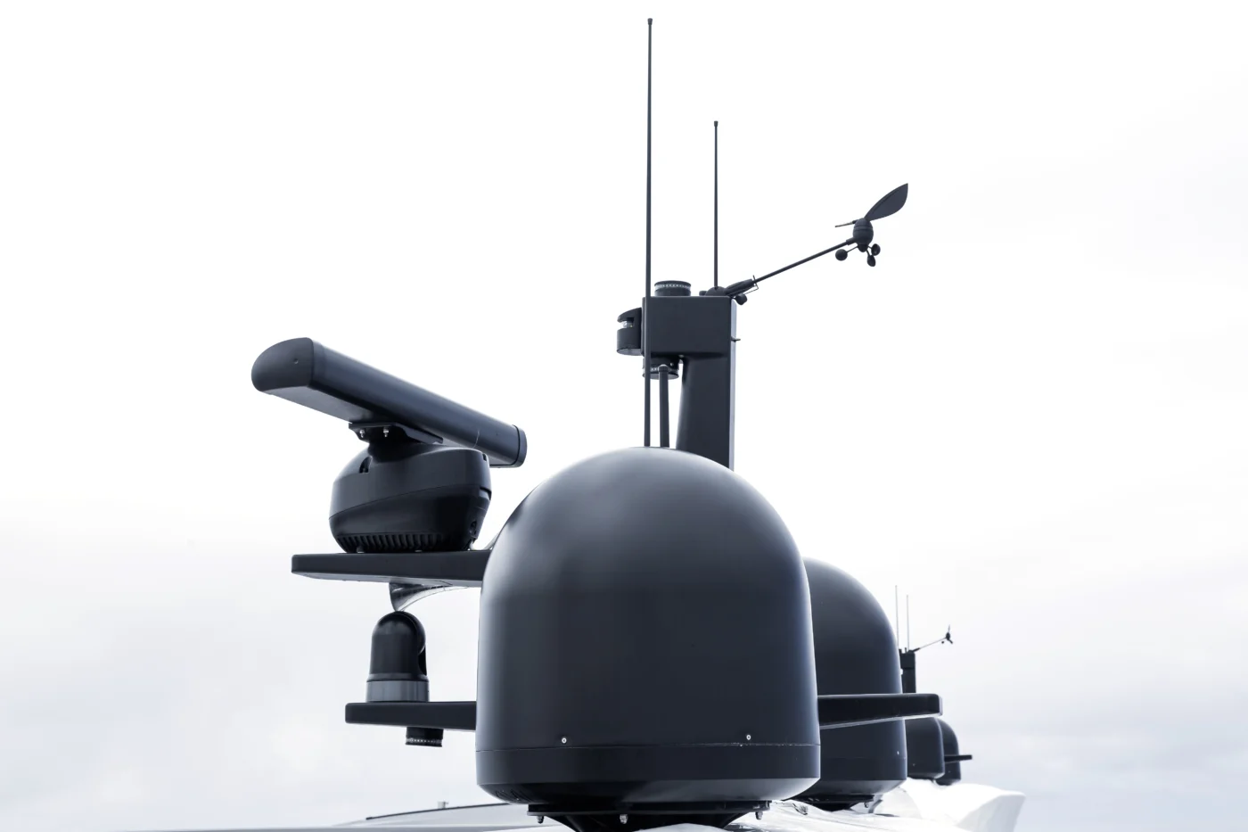 Yat direğinde radar, uydu antenleri ve seyir fenerleri
