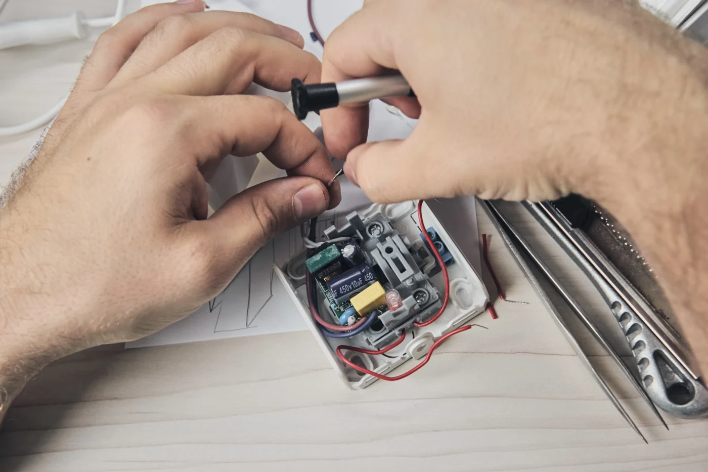 Elektronik kart ve bileşenler üzerinde lehim çalışması